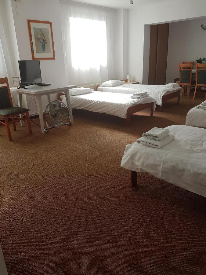 Hotel U Zygmuntow Лежайск Экстерьер фото