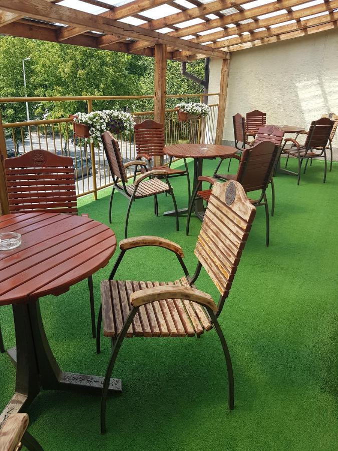 Hotel U Zygmuntow Лежайск Экстерьер фото