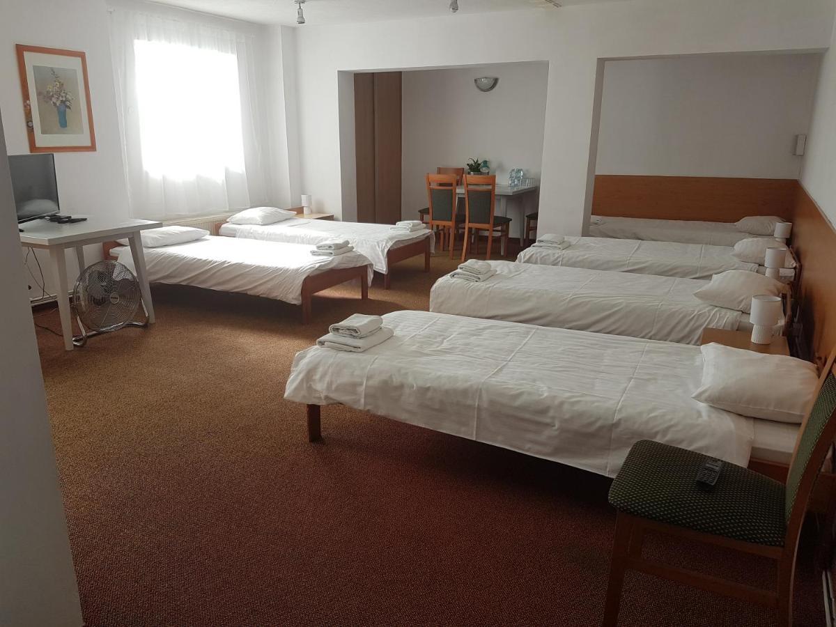 Hotel U Zygmuntow Лежайск Экстерьер фото