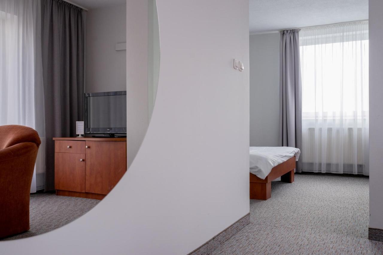 Hotel U Zygmuntow Лежайск Экстерьер фото