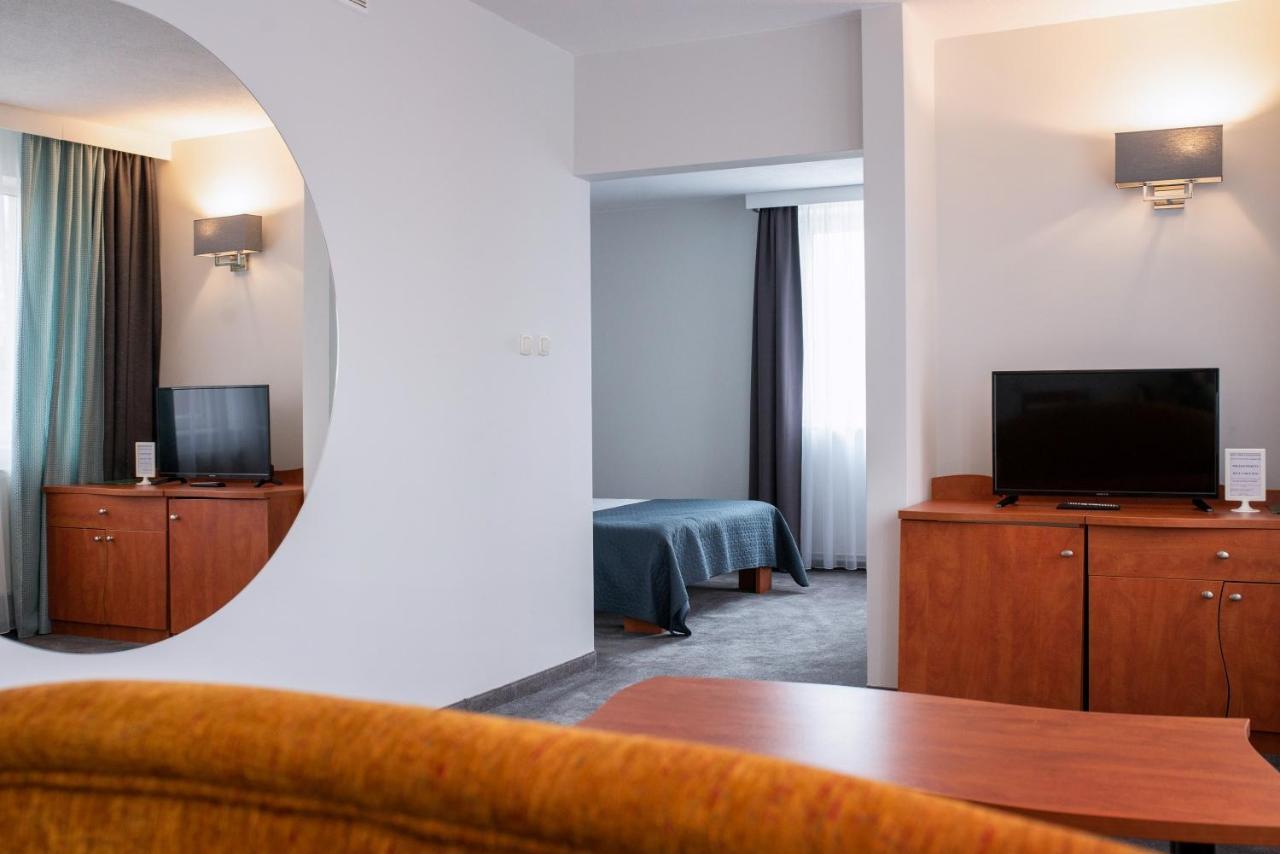 Hotel U Zygmuntow Лежайск Экстерьер фото